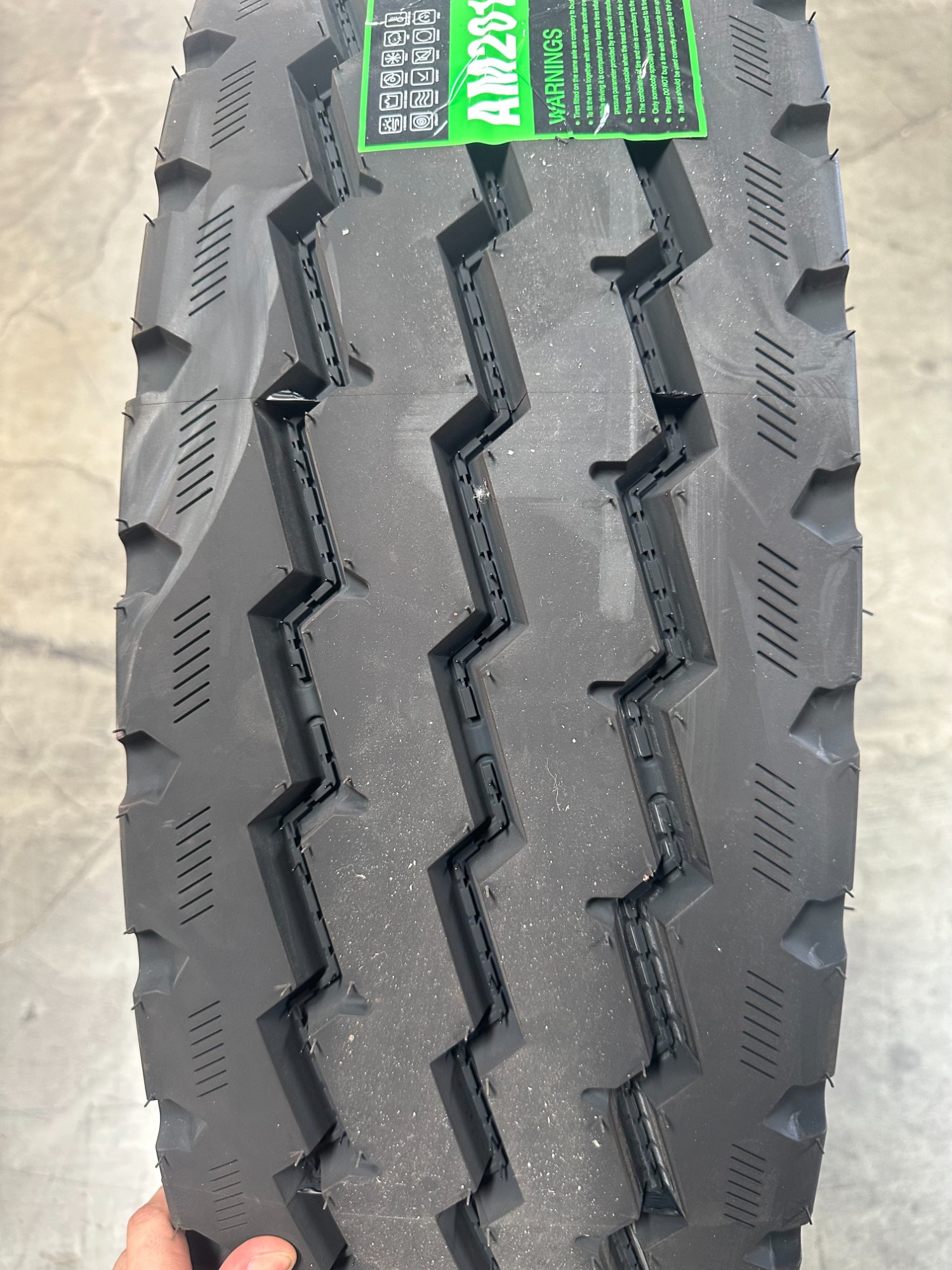 Commercial tire ZIG ZAG 255/75R22.5 Commercial tire ZIG ZAG 255/75R22.5